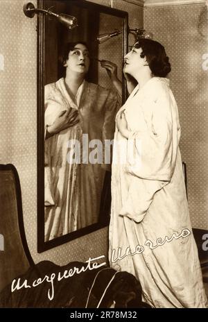1924 Ca , PARIS , FRANKREICH : die französisch gefeierte Theater- und Filmschauspielerin MARGUERITE MORENO ( Monceau , 1871 - 1948 ). Liebhaber des Dichters Catulle Mendès und verheiratet 1895 mit dem Schriftsteller Marcel Schwob. Enge Freundin von Sarah Bernhardt ( 1844 - 1923 ). Unbekannter Fotograf der französischen Zeitschrift COMEDIA. - GESCHICHTE - FOTO STORICHE - attrice - TEATRO - Theater - DIVA - DIVINA - BELLE EPOQUE - profilo - Profil - Reflex - Spiegel - riflesso nello Specchio - camerino - Ruheraum - Toilette - ANKLEIDEZIMMER - Trucco - Make-up - Make-up - Augen - Eyeliner - matita trucco per occhi - cajal - Chignon - ANNI Stockfoto