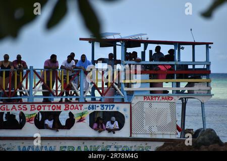 Glasbodenboote in Pigeon Point bringen Touristen auf Touren zum Buccoo Reef, Nylon Pool und No man's Land in Tobago. Stockfoto