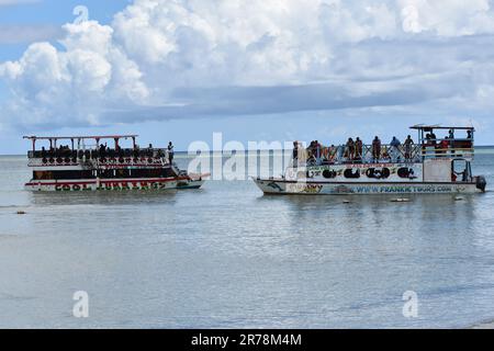 Glasbodenboote in Pigeon Point bringen Touristen auf Touren zum Buccoo Reef, Nylon Pool und No man's Land in Tobago. Stockfoto