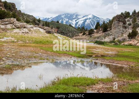 Hot Creek Geological Site ist die Heimat von heißen Quellen in der Nähe der Stadt Mammoth Lakes, Mono County, CA. Stockfoto