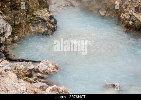 Hot Creek Geological Site ist die Heimat von heißen Quellen in der Nähe der Stadt Mammoth Lakes, Mono County, CA. Stockfoto