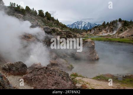 Hot Creek Geological Site ist die Heimat von heißen Quellen in der Nähe der Stadt Mammoth Lakes, Mono County, CA. Stockfoto