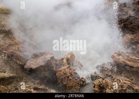 Hot Creek Geological Site ist die Heimat von heißen Quellen in der Nähe der Stadt Mammoth Lakes, Mono County, CA. Stockfoto