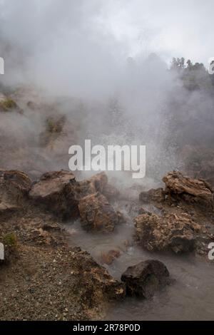 Hot Creek Geological Site ist die Heimat von heißen Quellen in der Nähe der Stadt Mammoth Lakes, Mono County, CA. Stockfoto