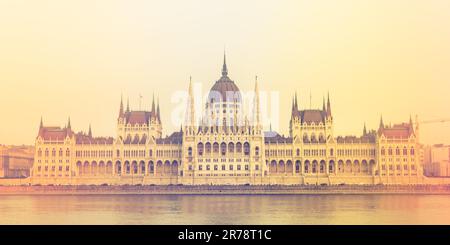 Das ungarische Parlamentsgebäude in Budapest, Ungarn, vor der Donau Stockfoto