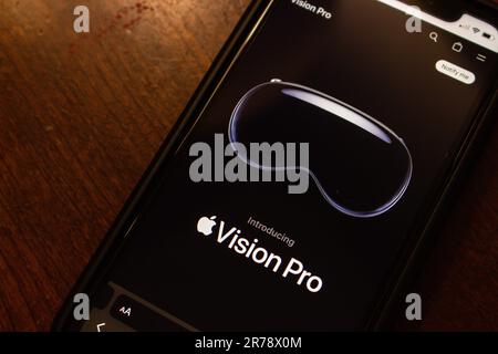 Eine offizielle Website von Apple Vision Pro auf einem iPhone auf einem Holztisch. Vision Pro ist ein Mixed-Reality-Headset, das von Apple Inc. Entwickelt wurde Stockfoto