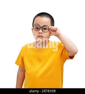 Ein kleiner Junge mit Brille zeigte, dass etwas Verdächtiges vorlag. Stockfoto