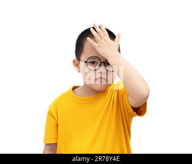 Der Junge, der seine Hand auf den Kopf legt, zeigt Stress oder Angst. Stockfoto