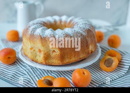 Süßer selbstgemachter Vanillekuchen mit Aprikosen Stockfoto