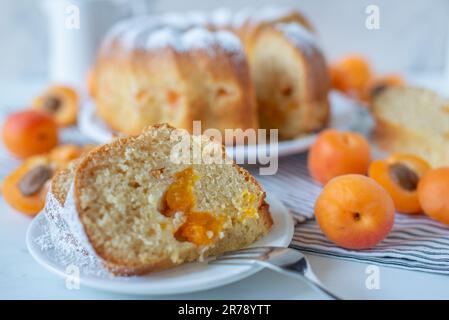 Süßer selbstgemachter Vanillekuchen mit Aprikosen Stockfoto