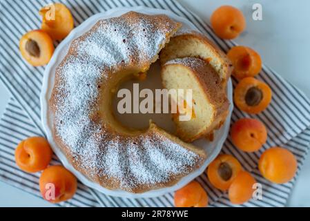 Süßer selbstgemachter Vanillekuchen mit Aprikosen Stockfoto
