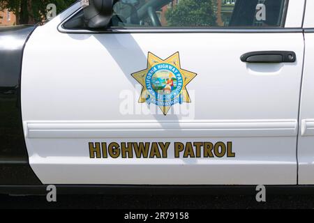 Emblem der kalifornischen Autobahnpatrouille oder CHIPS an der Tür des amerikanischen Polizeikreuzes auf der Oldtimer-Ausstellung Capesthorne Hall Cheshire UK 2023 Stockfoto