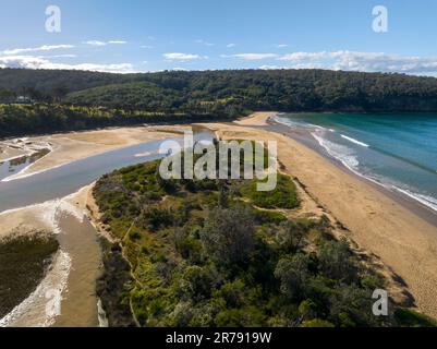 Unvergleichlicher Blick auf Aislings Beach und Curalo Lagoon in Eden an der Südküste von NSW, Australien Stockfoto