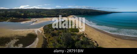 Unvergleichlicher Blick auf Curalo Lagoon und Aislings Beach in Eden an der Südküste von NSW, Australien Stockfoto
