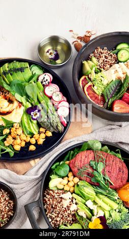 Gesunde vegetarische und vegane Salate und Buddha-Schalen mit Vitaminen, Antioxidantien, Proteinen auf hellem Hintergrund. Draufsicht, Kopierbereich Stockfoto