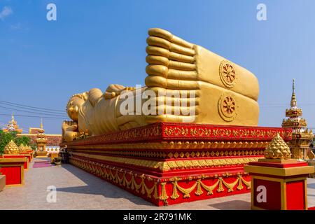 Gold Liegende schlafende Buddha Statue in Wat That Luang Neua, einer von vier Tempeln rund um Wat Pha That Luang, Vientienne, Laos Stockfoto