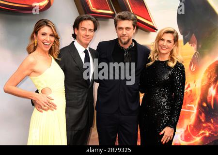 HOLLYWOOD, KALIFORNIEN – JUNI 12: (L-R) Natalia Safran, Peter Safran, Co-Chairman und CEO, DC Studios, Director Andy Muschietti und Barbara Muschietti Stockfoto