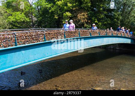 Weir Bridge in Bakewell, Derbyshire, England, Großbritannien mit einer Reihe von Vorhängeschlössern Stockfoto