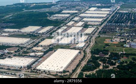 Schrägwinkel von den Logistiklagergebäuden des großen Logistikzentrums bei der Landung nach Fort Worth - Dallas, Texas, USA Stockfoto