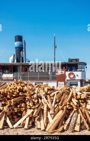 Feuerholz für das Tarjanne-Schiff am Mustalahti Bay Harbour in Tampere, Finnland Stockfoto
