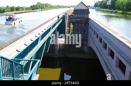 Das Minden Aquädukt besteht aus zwei parallelen Wasserbrücken, die den Mittellandkanal über die Weser führen. Es ist das zweitgrößte Aquädukt in ganz Europa Stockfoto