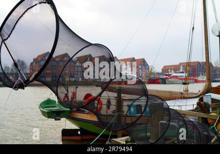Nahaufnahme eines Fischernetzes auf einem Boot in einem deutschen Hafen. Es ist ein Fyke-Netz, ein sackförmiges Netz, das von Reifen offen gehalten wird. Stockfoto