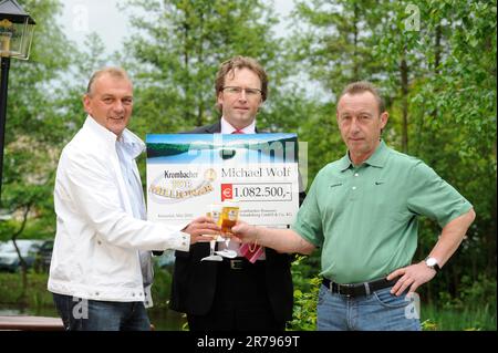 Krombacher Tormillionär Michael Wolf und Fußball Rekordnationalspieler Joachim Streich. Stockfoto