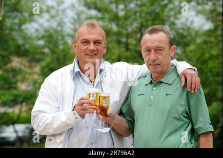 Krombacher Tormillionär Michael Wolf und Fußball Rekordnationalspieler Joachim Streich. Stockfoto