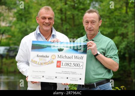 Krombacher Tormillionär Michael Wolf und Fußball Rekordnationalspieler Joachim Streich. Stockfoto