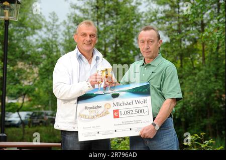 Krombacher Tormillionär Michael Wolf und Fußball Rekordnationalspieler Joachim Streich. Stockfoto