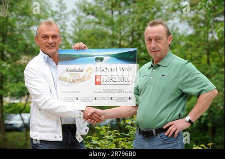 Krombacher Tormillionär Michael Wolf und Fußball Rekordnationalspieler Joachim Streich. Stockfoto