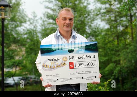 Krombacher Tormillionär Michael Wolf und Fußball Rekordnationalspieler Joachim Streich. Stockfoto