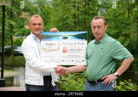 Krombacher Tormillionär Michael Wolf und Fußball Rekordnationalspieler Joachim Streich. Stockfoto