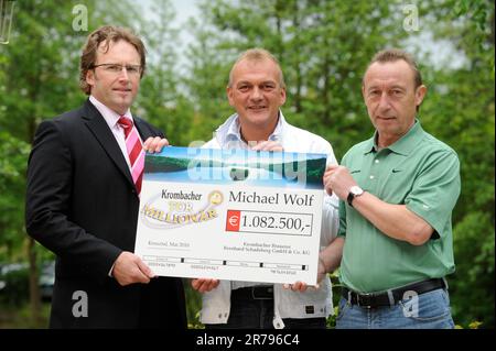 Krombacher Tormillionär Michael Wolf und Fußball Rekordnationalspieler Joachim Streich. Stockfoto