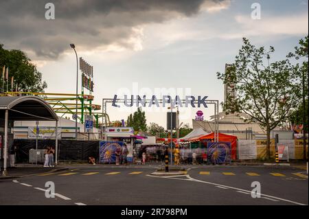 Lausanne, Kanton Vaud, Schweiz - 4. Juni 2023: Menschen betreten und verlassen DEN LUNA PARK. Vergnügungspark an sonnigen Tagen. Stockfoto