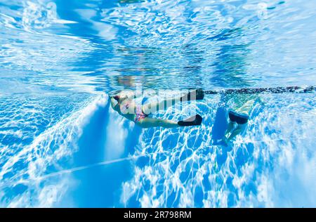 Hannover, Deutschland. 14. Juni 2023. Ein frühmorgendlicher Schwimmer schwimmt am frühen Morgen im Annabad Outdoor Pool. Kredit: Julian Stratenschulte/dpa/Alamy Live News Stockfoto
