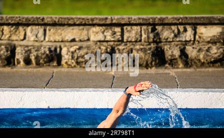 Hannover, Deutschland. 14. Juni 2023. Eine frühmorgendliche Schwimmerin macht ihre Runden am Annabad Outdoor Pool. Kredit: Julian Stratenschulte/dpa/Alamy Live News Stockfoto