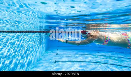 Hannover, Deutschland. 14. Juni 2023. Schwimmer am frühen Morgen können im Außenpool Annabad ihre Bahnen drehen. Kredit: Julian Stratenschulte/dpa/Alamy Live News Stockfoto