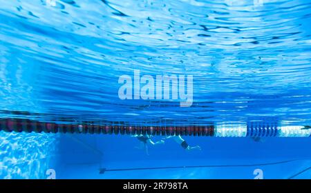 Hannover, Deutschland. 14. Juni 2023. Schwimmer am frühen Morgen können im Außenpool Annabad ihre Bahnen drehen. Kredit: Julian Stratenschulte/dpa/Alamy Live News Stockfoto