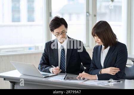 Asiatischer Geschäftsmann, der ein Meeting mit einem Tablet führt Stockfoto