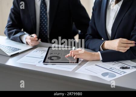 Asiatischer Geschäftsmann, der ein Meeting mit einem Tablet führt Stockfoto