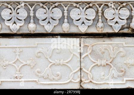 Elfenbeinfarbene Wanddekorationen aus weißem Marmor des Taj Mahal aus nächster Nähe, wunderschöne antike Wanddekorationen mit geometrischen Elementen, weiße Marmorsteine, handgefertigte Ornamente Stockfoto