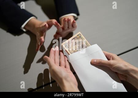 Die Hand einer Frau, die sich weigert, Geld zu erhalten Stockfoto