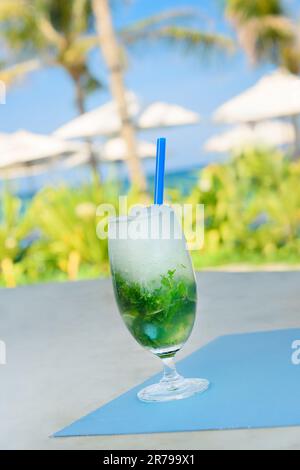 Leckerer kalter Mojito an der Strandbar Stockfoto