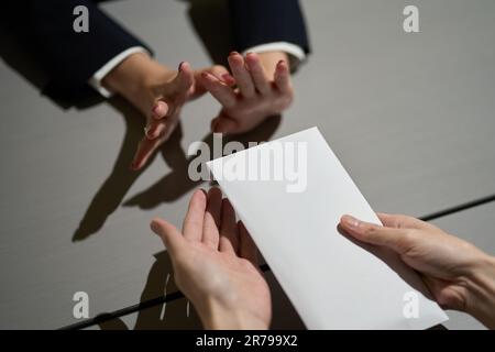 Die Hand einer Frau, die sich weigert, Geld zu erhalten Stockfoto