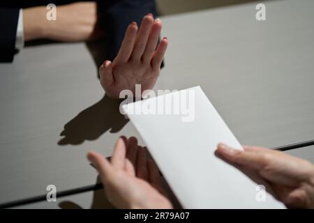 Die Hand einer Frau, die sich weigert, Geld zu erhalten Stockfoto