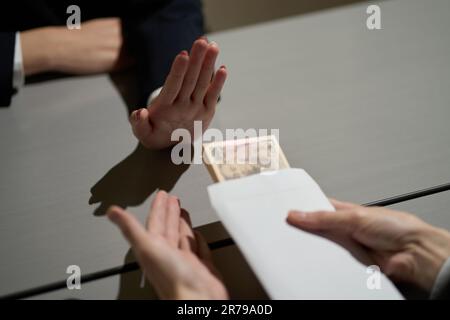 Die Hand einer Frau, die sich weigert, Geld zu erhalten Stockfoto