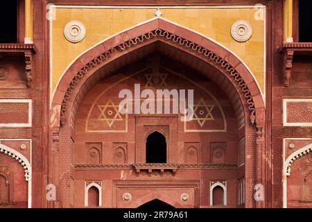 Dekorative Gebäude und Mauern im Inneren der roten Festung Agra in Indien, wunderschöne Architekturelemente des antiken indischen Gebäudes, rote Festung in Agra erbaut Stockfoto