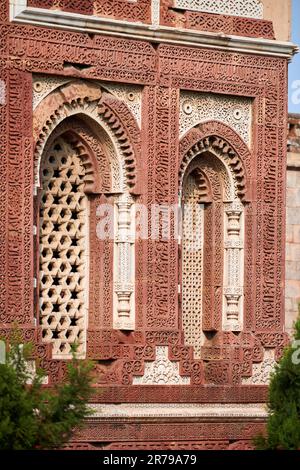 Dekorative Fensterläden des Alai Darwaza Wahrzeichen des Qutb Komplexes in Süd-Delhi, Indien, roter Sandstein und eingelegter weißer Marmorfenster Stockfoto