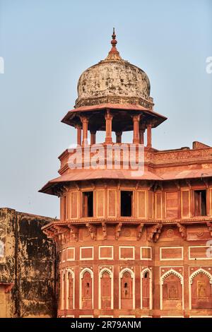 Chhatri halb offene, kuppelförmige Pavillon der roten Festung Agra in Indien, wunderschöne Architekturelemente des antiken indischen Gebäudes, rote Festung in Agr Stockfoto